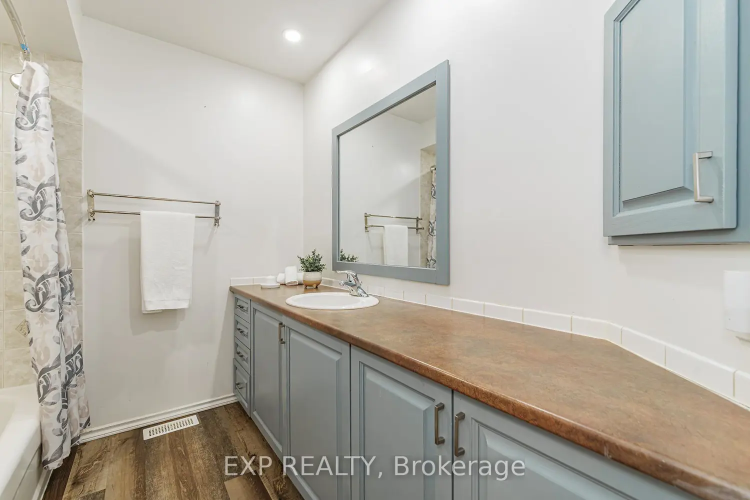 569 Aquaview Drive photo 5