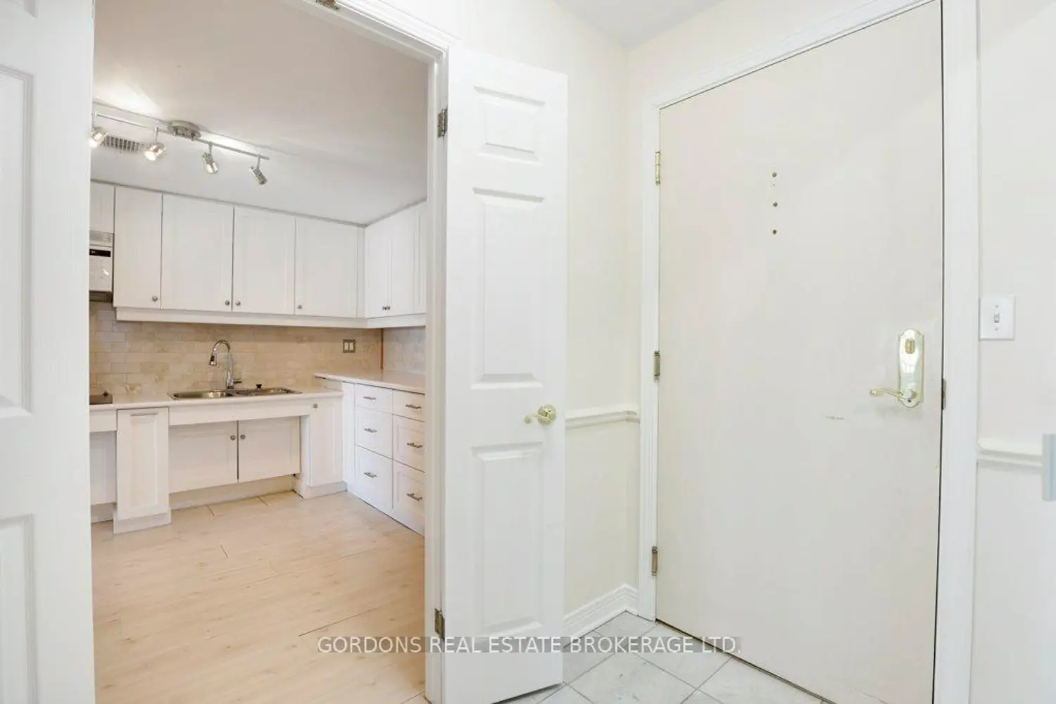 3099 Carling Avenue 103 photo 4