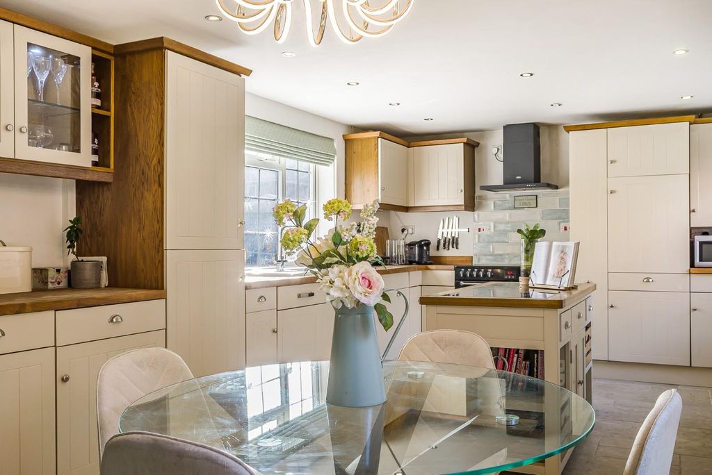 Additional image 2 of 5 bed detached house for saleUpper Vicarage Road, Kennington TN24