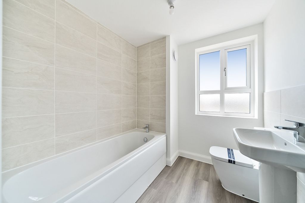 Additional image 9 of 4 bed semi-detached house to rentFilly Close, Newbury RG14