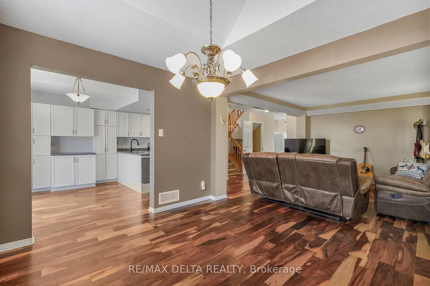 2218 Cecile Crescent photo 5