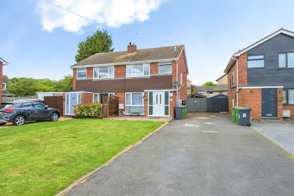 3 bed semi-detached house for saleCromwell Way, Sawtry, Huntingdon PE28