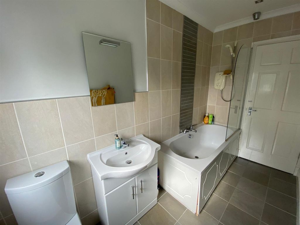 2 bed flat to rentThe Roundel, Wishaw ML2 photo 3