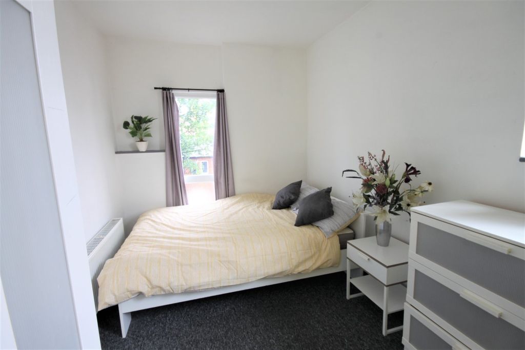 Additional image 4 of 6 bed flat to rentBrudenell Road, Hyde Park, Leeds LS6