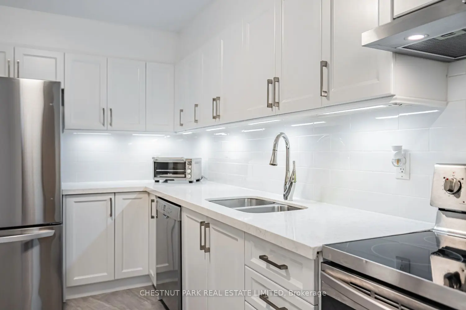 60 Pavane Linkway 206 photo 3