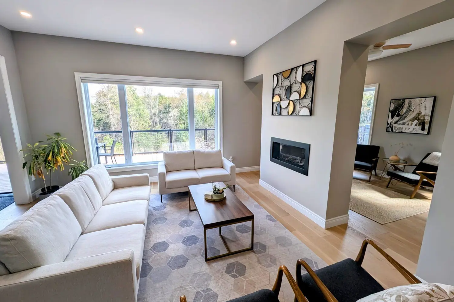 183 Ambrous Crescent photo 3