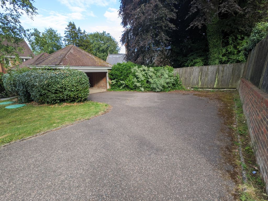 Additional image 2 of 4 bed property to rentVicarage Close, Horsham RH12