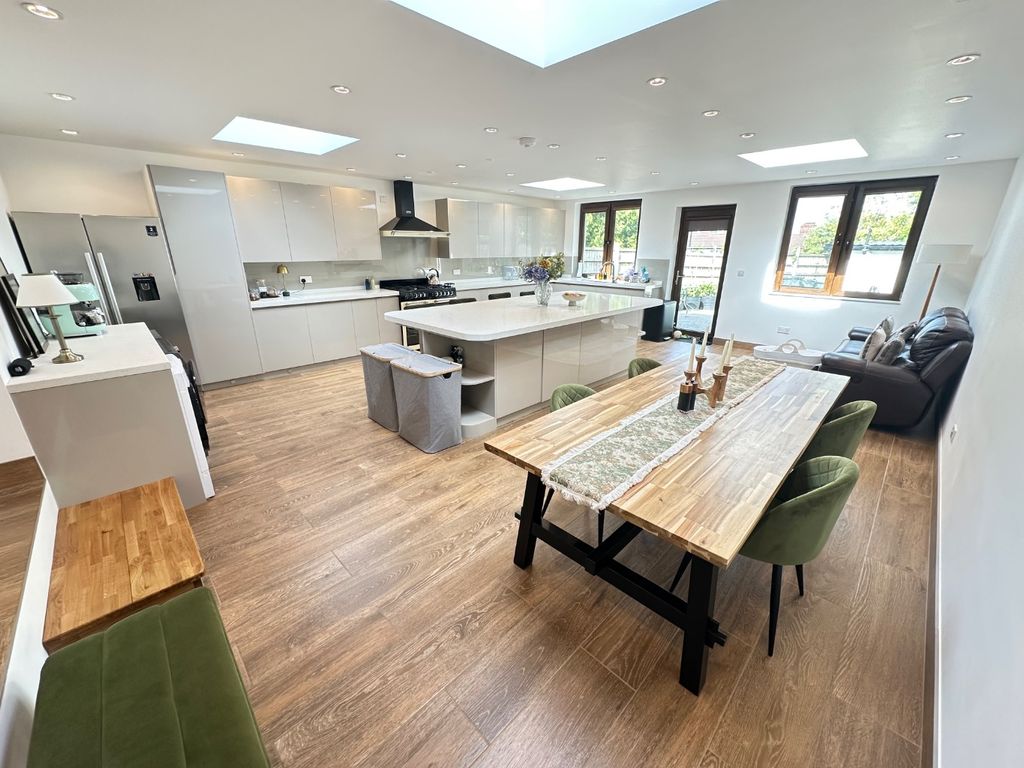 Additional image 2 of 5 bed detached house to rentFelstead Way, Luton, Bedfordshire LU2