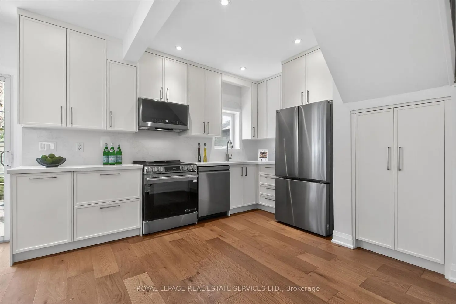 93 Medland Crescent photo 4