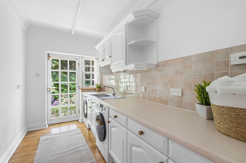 Additional image 9 of 5 bed detached house to rentWellington Avenue, Virginia Water GU25