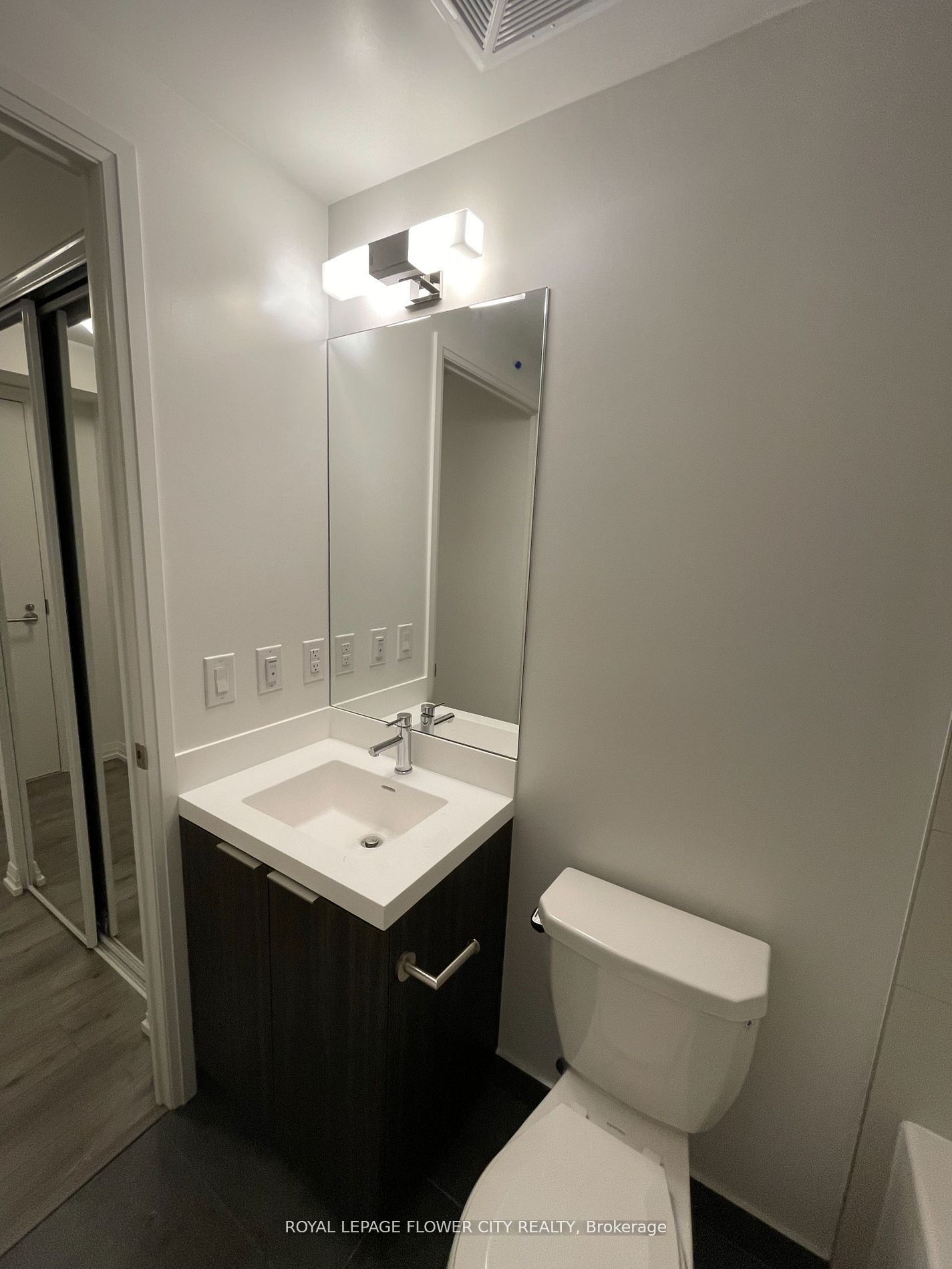 Additional image 4 of 701-8 Widmer Street E, Toronto, ON, M5V 2E7