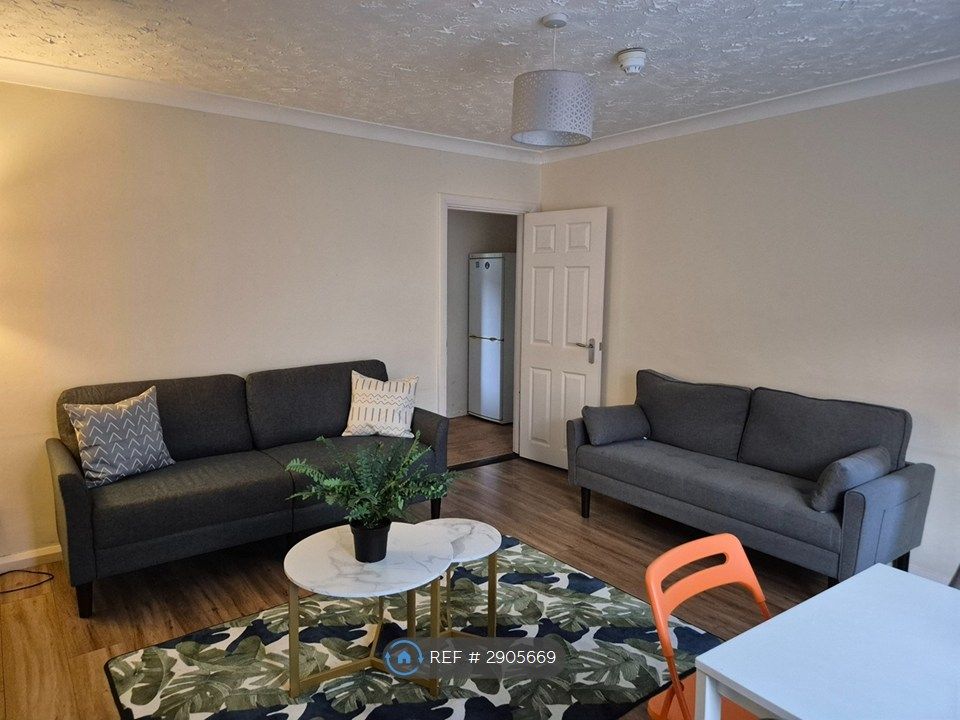 6 bed semi-detached house to rentLaburnum Close, Cambridge CB4