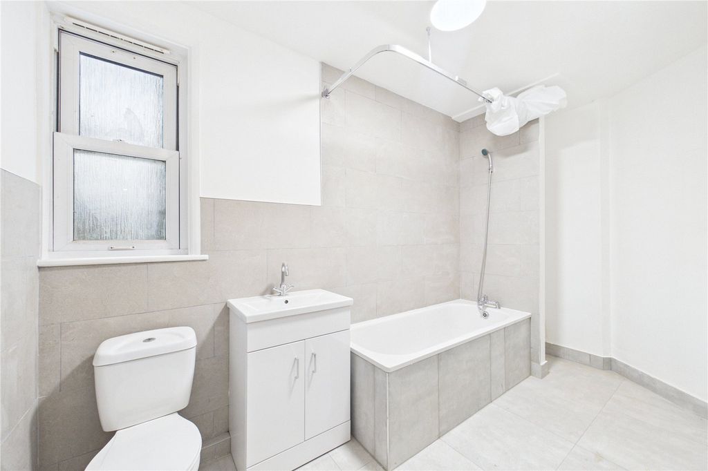 Additional image 8 of 2 bed flat to rentAndover Road, Newbury, Berkshire RG14