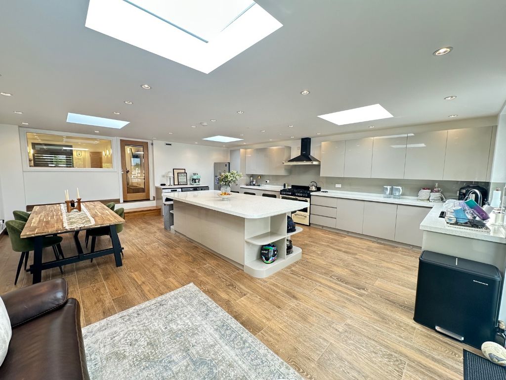 Additional image 3 of 5 bed detached house to rentFelstead Way, Luton, Bedfordshire LU2
