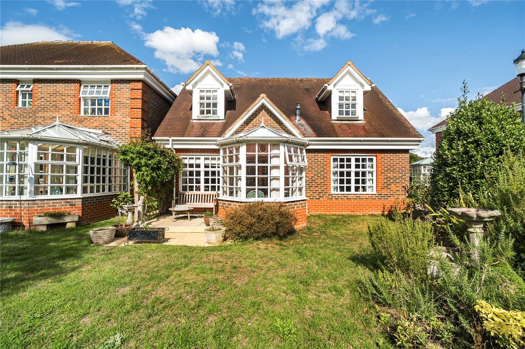 3 bed detached house for salePriestland Gardens, Castle Village, Berkhamsted, Hertfordshire HP4