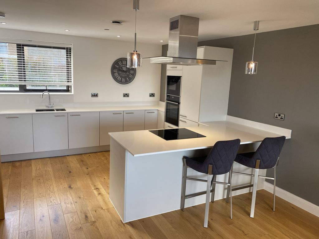 2 bed flat to rentSainte Adresse CF64 photo 2