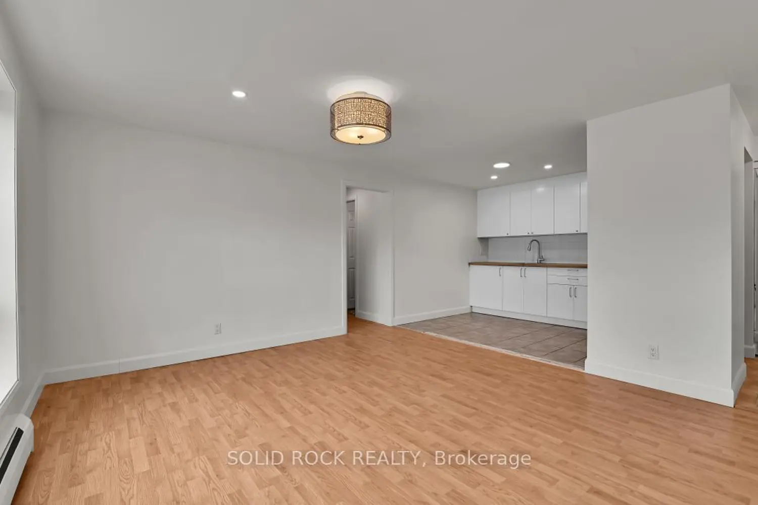 896 Elmsmere Drive 7 photo 4