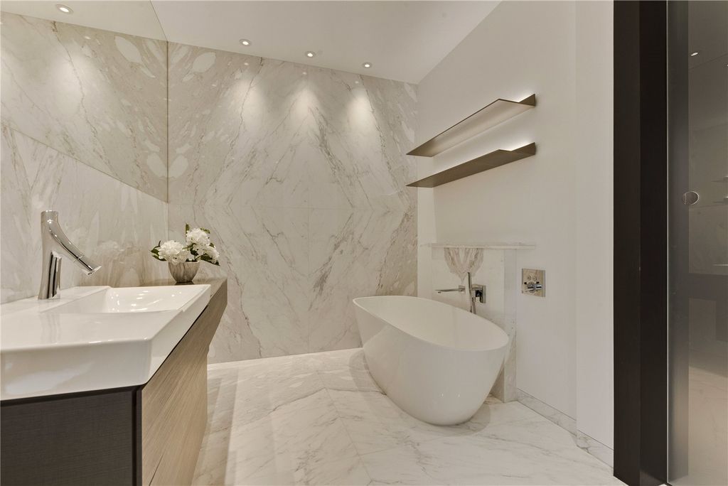 Additional image 10 of 6 bed detached house to rentHorseshoe Ridge, Camp End Road, Weybridge, Surrey KT13