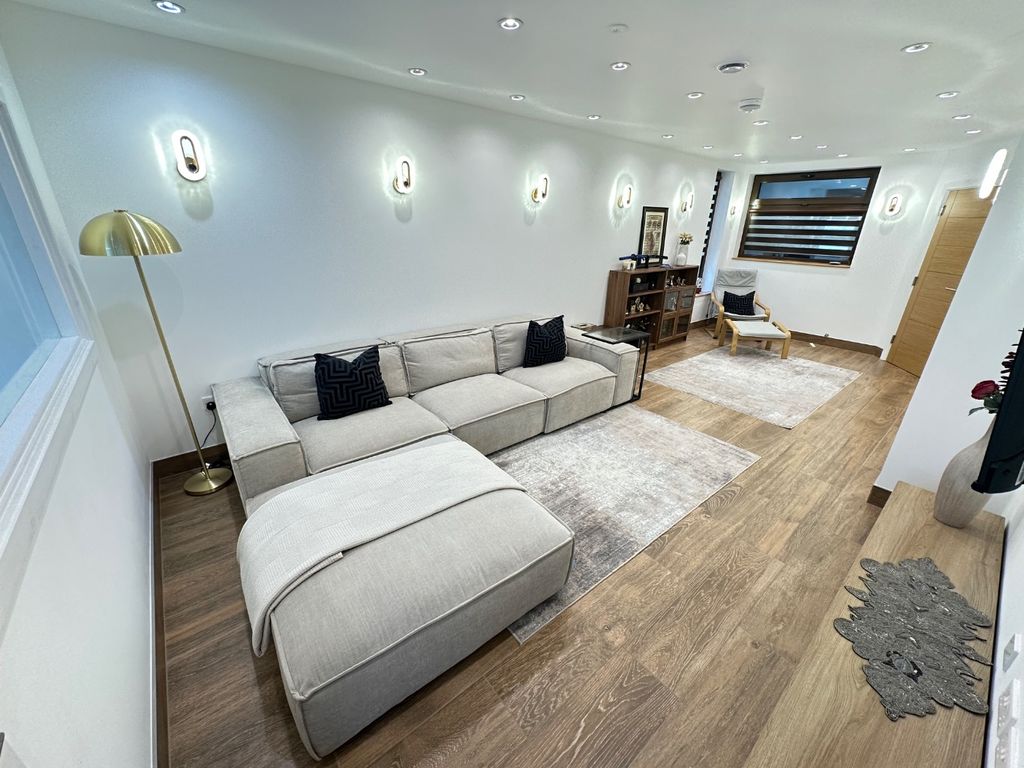 Additional image 4 of 5 bed detached house to rentFelstead Way, Luton, Bedfordshire LU2