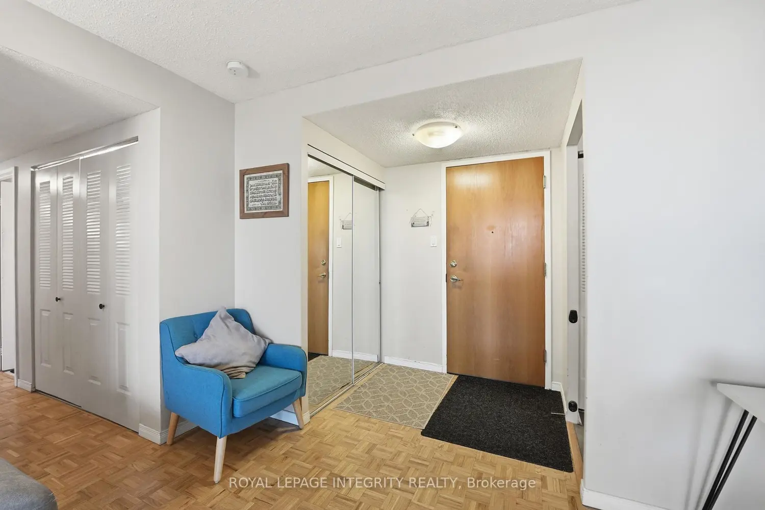 2760 Carousel Crescent 1208 photo 3