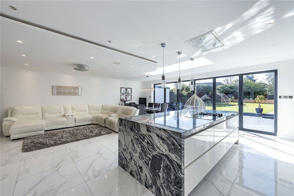Additional image 3 of 6 bed detached house to rentGaviots Way, Gerrards Cross SL9