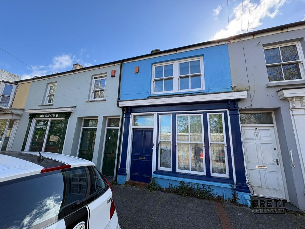 2 bed terraced house to rent21 Commercial Row, Pembroke Dock, Pembrokeshire. SA72