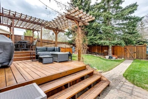 Additional image 8 of 15 Bearberry Crescent NW, Calgary, AB, T3K 1P9
