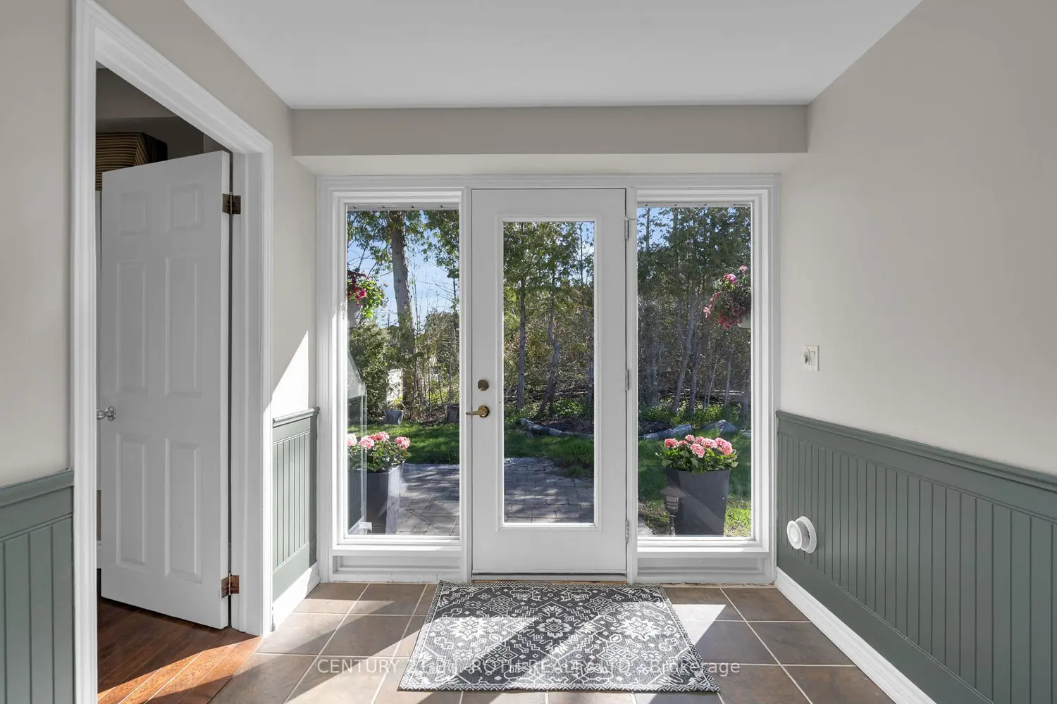 49 Lakeshore Road photo 2