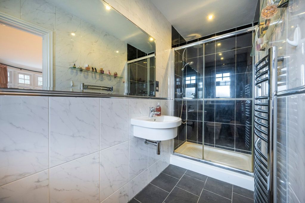 Additional image 14 of 5 bed detached house for saleFinchampstead Road, Wokingham RG41