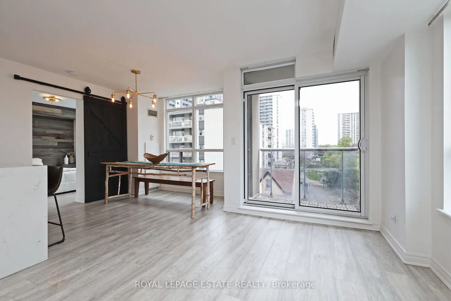 225 Wellesley Street 512 photo 5