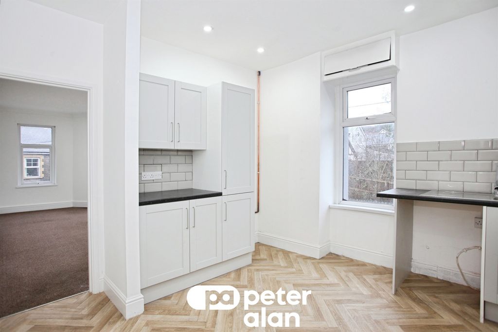 2 bed flat to rentBlackwood NP12 photo 3
