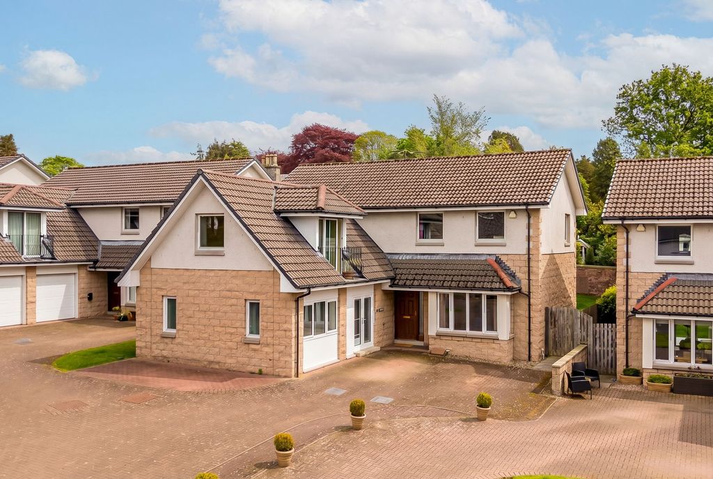 5 bed detached house for sale27 Ballinard Gardens, Broughty Ferry DD5