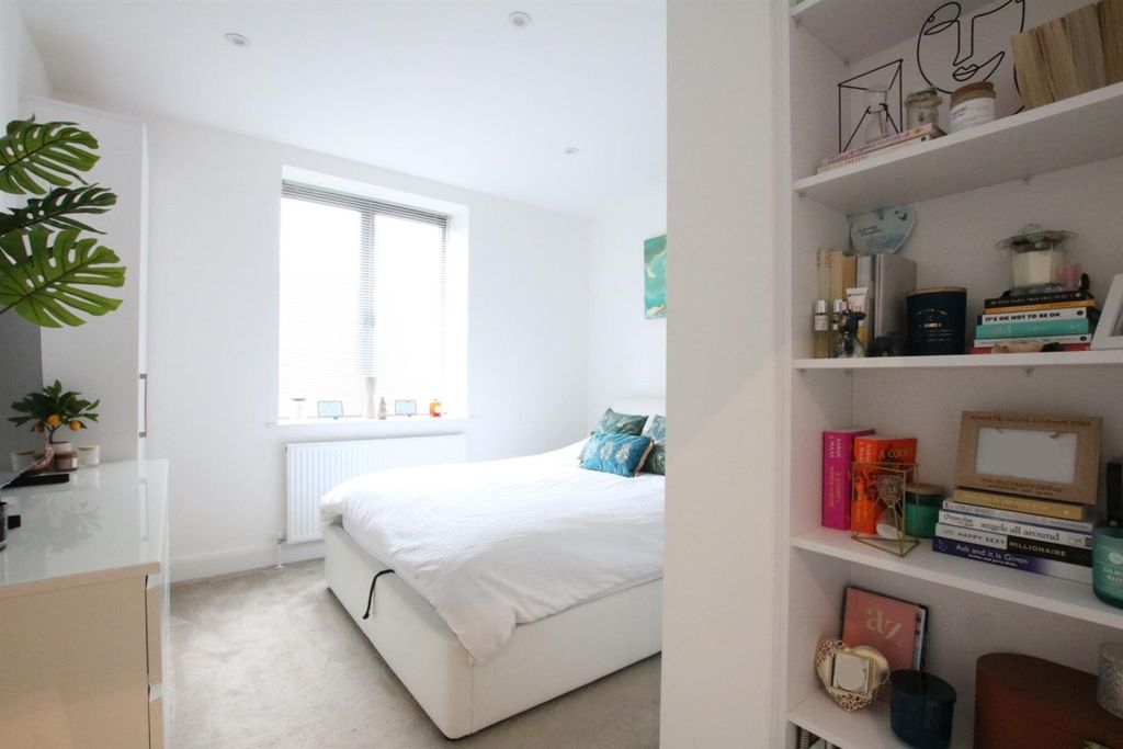 Additional image 7 of 2 bed flat to rentBay Tree Avenue, Leatherhead KT22
