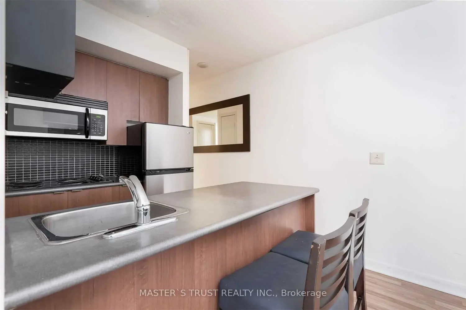 8 Colborne Street 705 photo 4