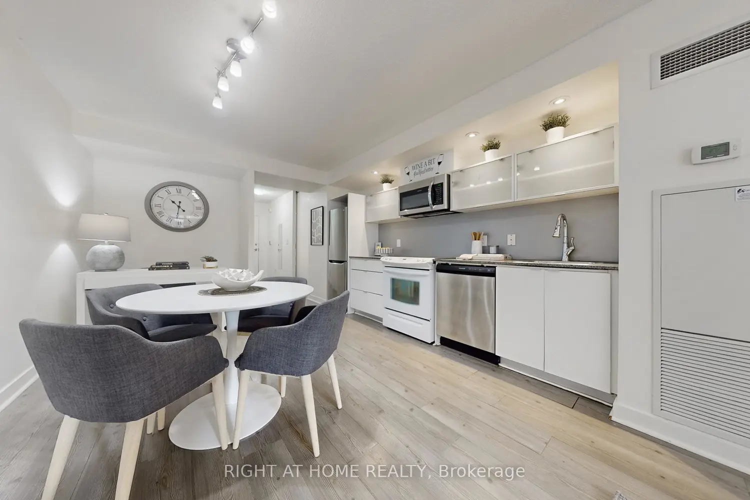4K Spadina Avenue 727 photo 4