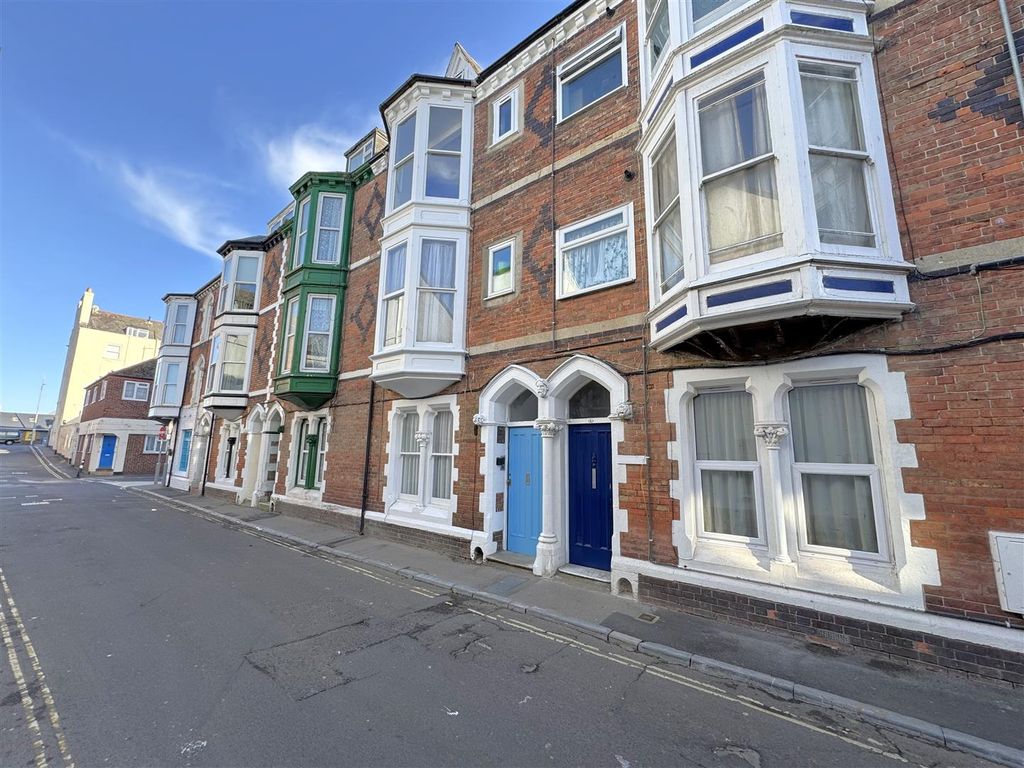 1 bed flat for saleGloucester Street, Weymouth DT4
