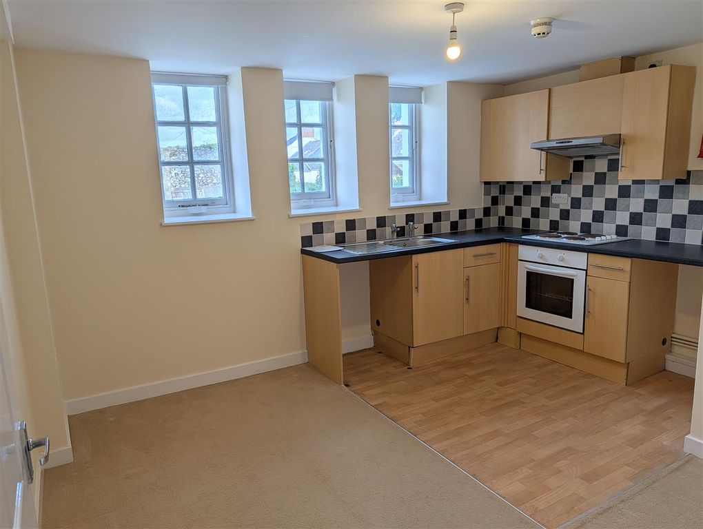 2 bed flat to rentMeyrick Street, Pembroke Dock SA72