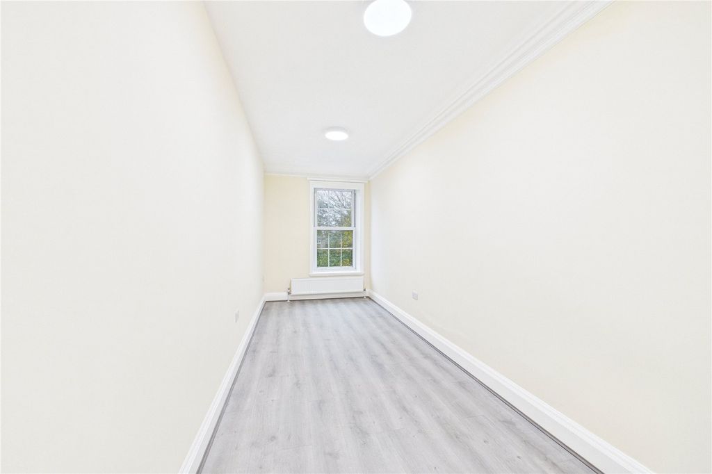 Additional image 5 of 2 bed flat to rentFlat 10, Newbury House, 237 Andover Road, Newbury, Berkshire RG14