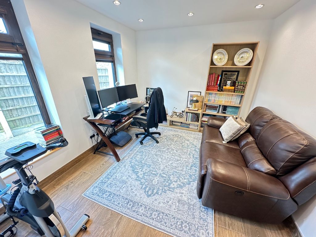Additional image 17 of 5 bed detached house to rentFelstead Way, Luton, Bedfordshire LU2
