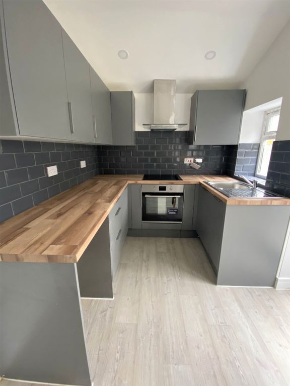 2 bed flat to rentHigh Street, Barry CF62
