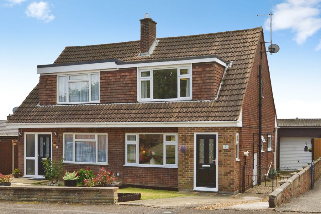 3 bed semi-detached house for saleTennyson Grove, Milton Keynes MK3