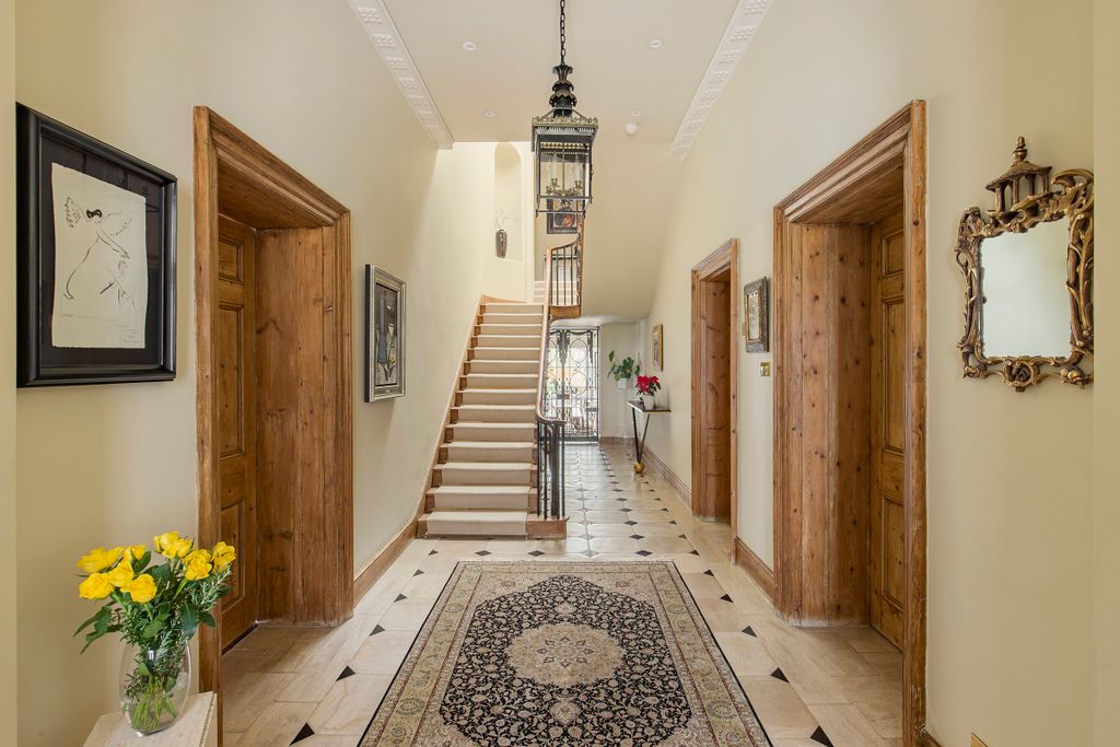 Additional image 7 of 8 bed property for saleWood Hall Lane, Radlett, Hertfordshire WD7