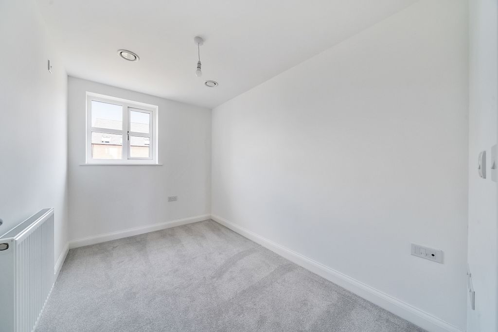 Additional image 10 of 4 bed semi-detached house to rentFilly Close, Newbury RG14