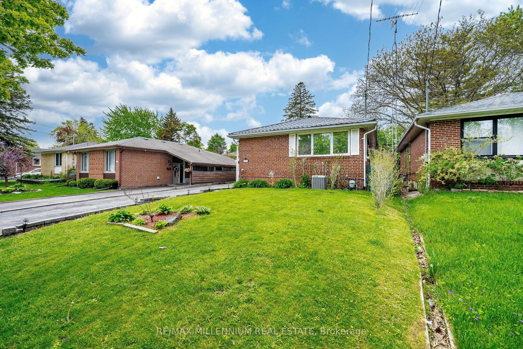 Additional image 2 of 271 Thistle Down Boulevard W, Toronto, ON, M9V 1K6
