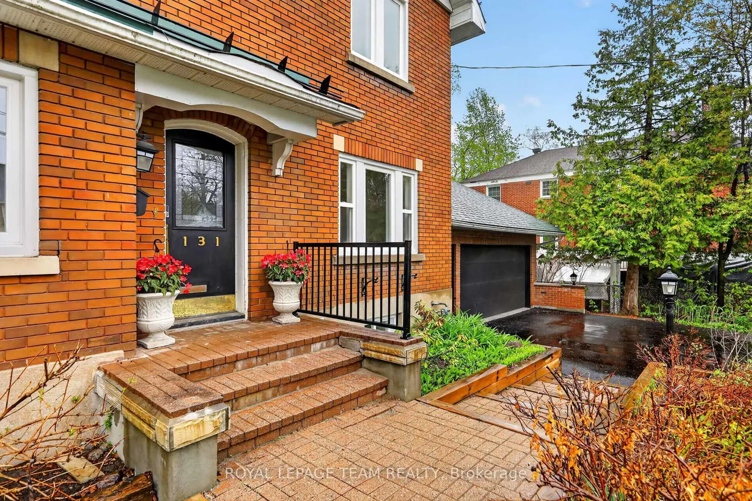 131 Acacia Avenue photo 2