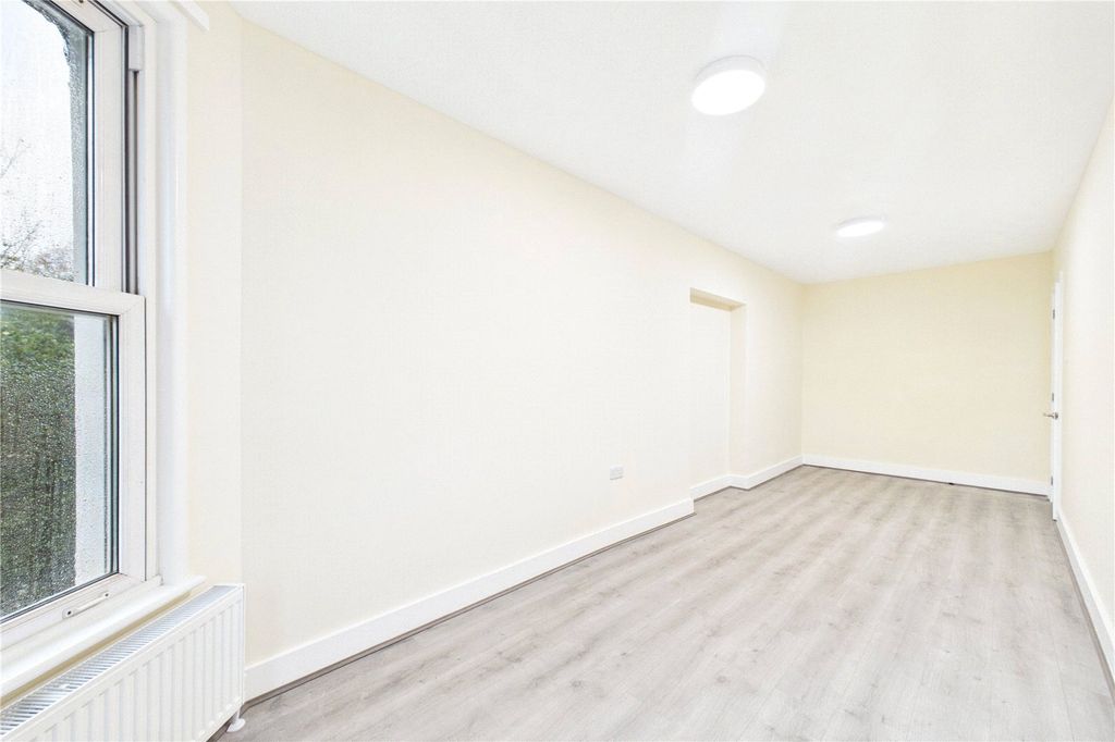 Additional image 7 of 2 bed flat to rentNewbury House, 237 Andover Road, Newbury, Berkshire RG14