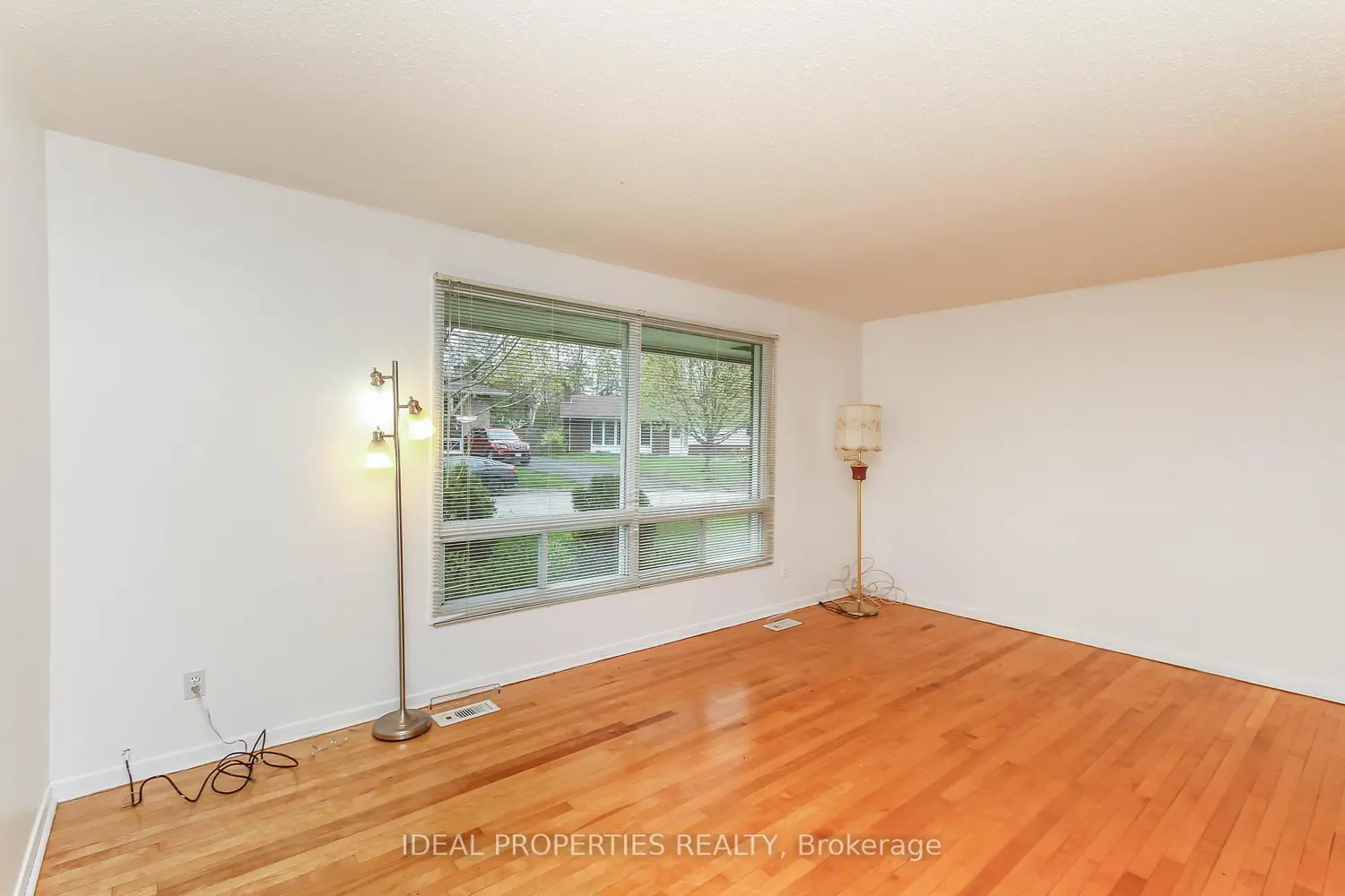 2699 Stone Crescent photo 3