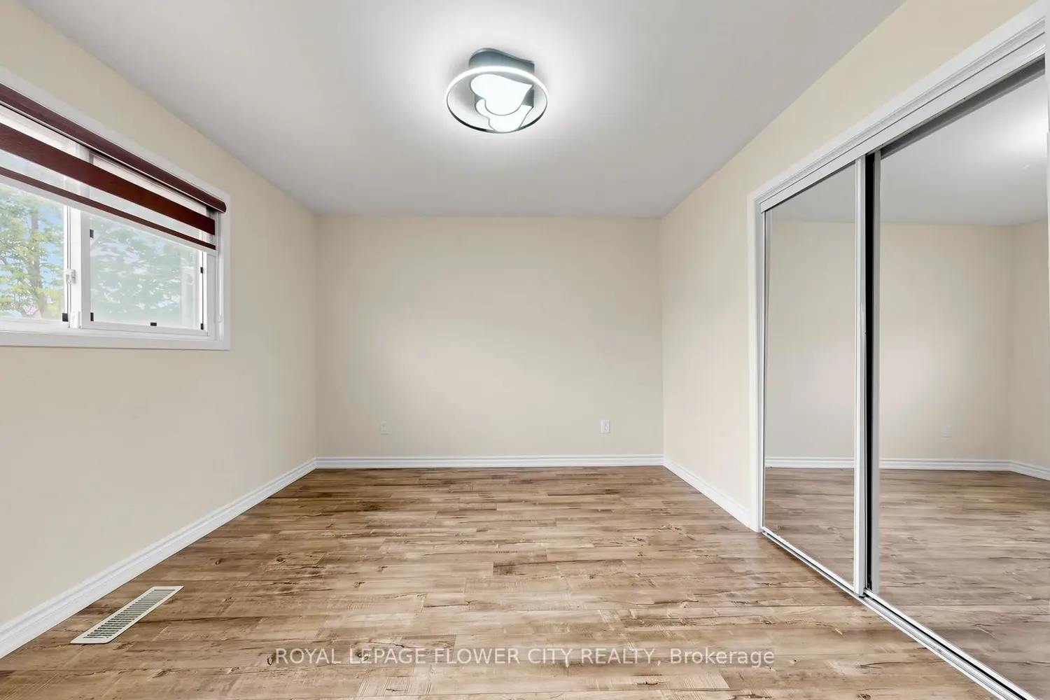 Additional image 5 of 307 Royal Salisbury Way