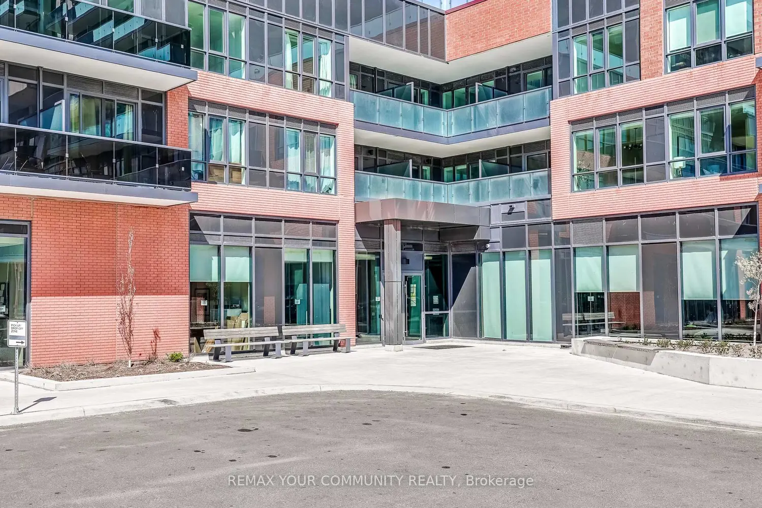 Additional image 2 of 2545 Simcoe Street 917