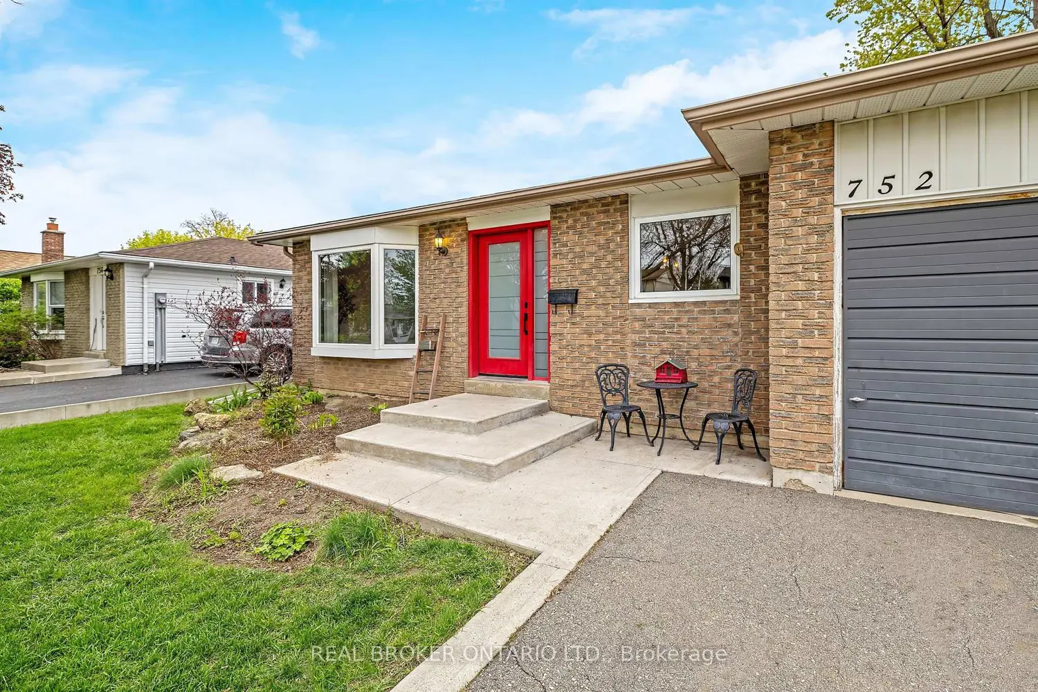 752 Mackenzie Drive photo 2